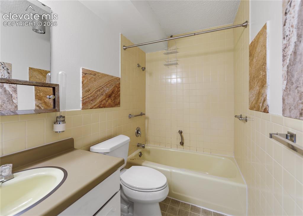 Image 22 of 26: Bathroom