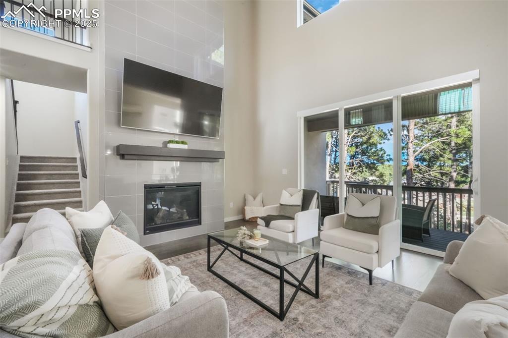 Image 14 of 50: Living Room