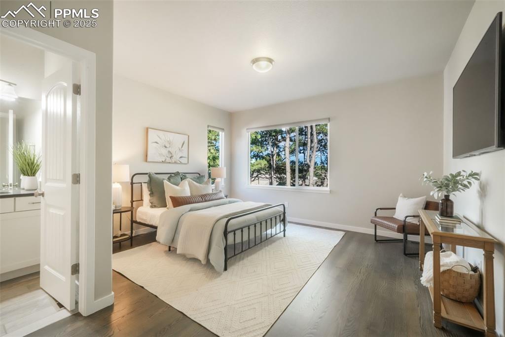 Image 15 of 50: Main Level Junior Suite