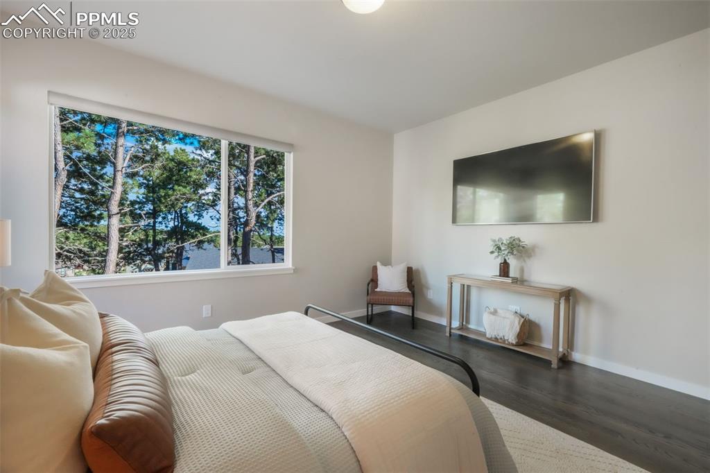 Image 17 of 50: Main Level Junior Suite