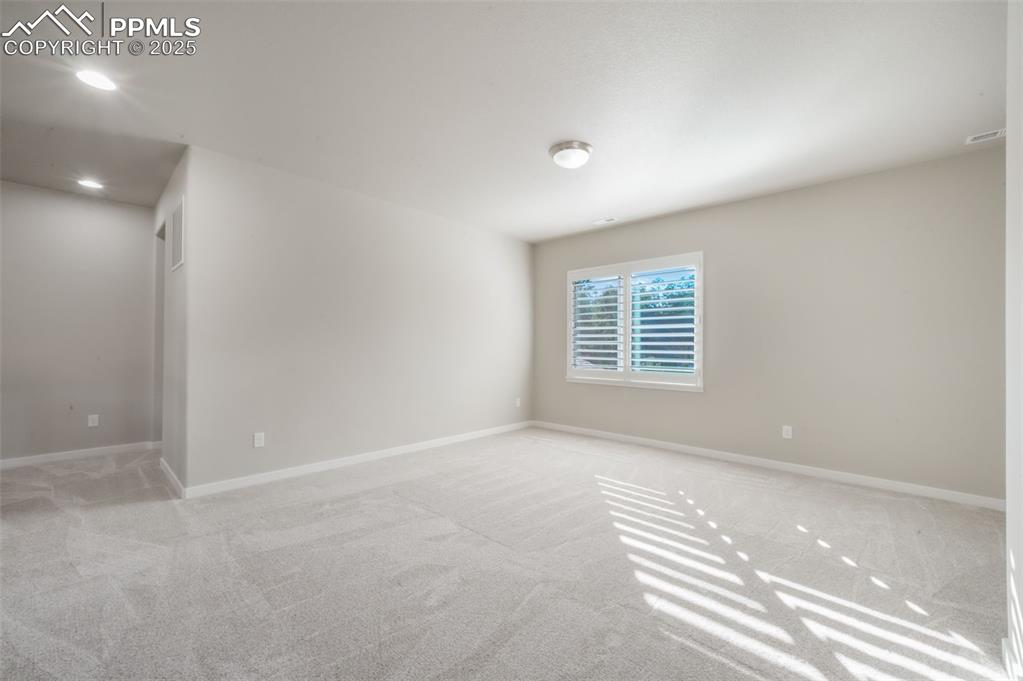 Image 26 of 50: Bedroom