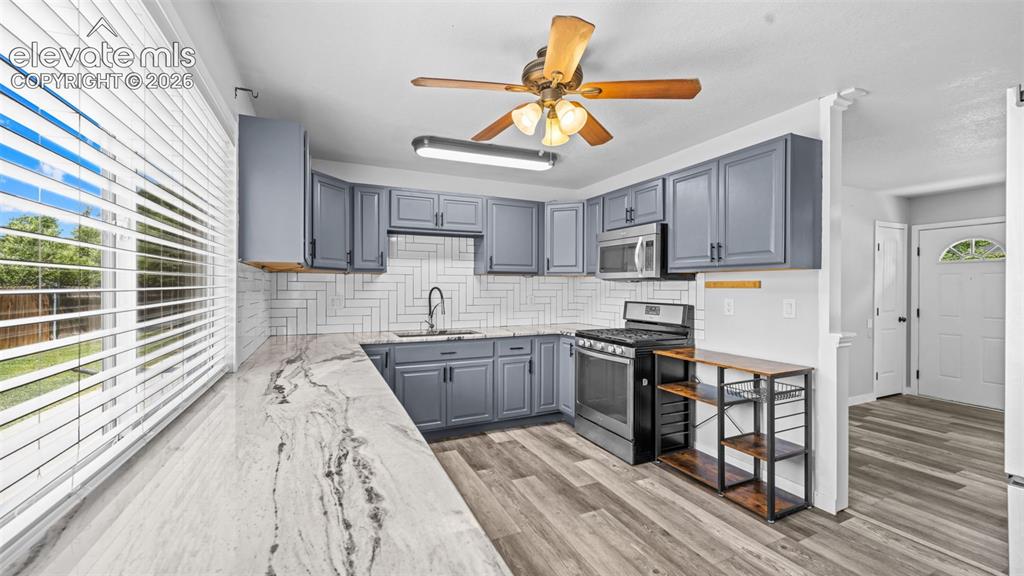 Image 16 of 35: Kitchen