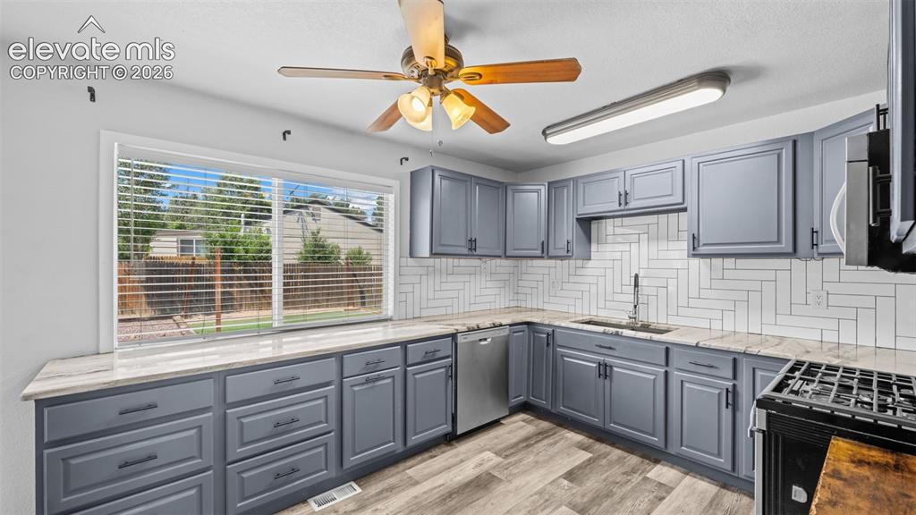Image 17 of 35: Kitchen