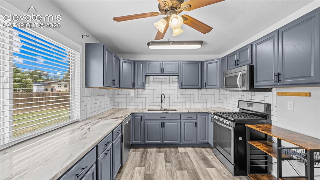 Image 18 of 35: Kitchen