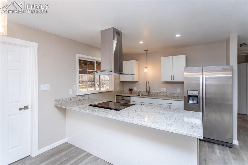 Image 13 of 50: Kitchen