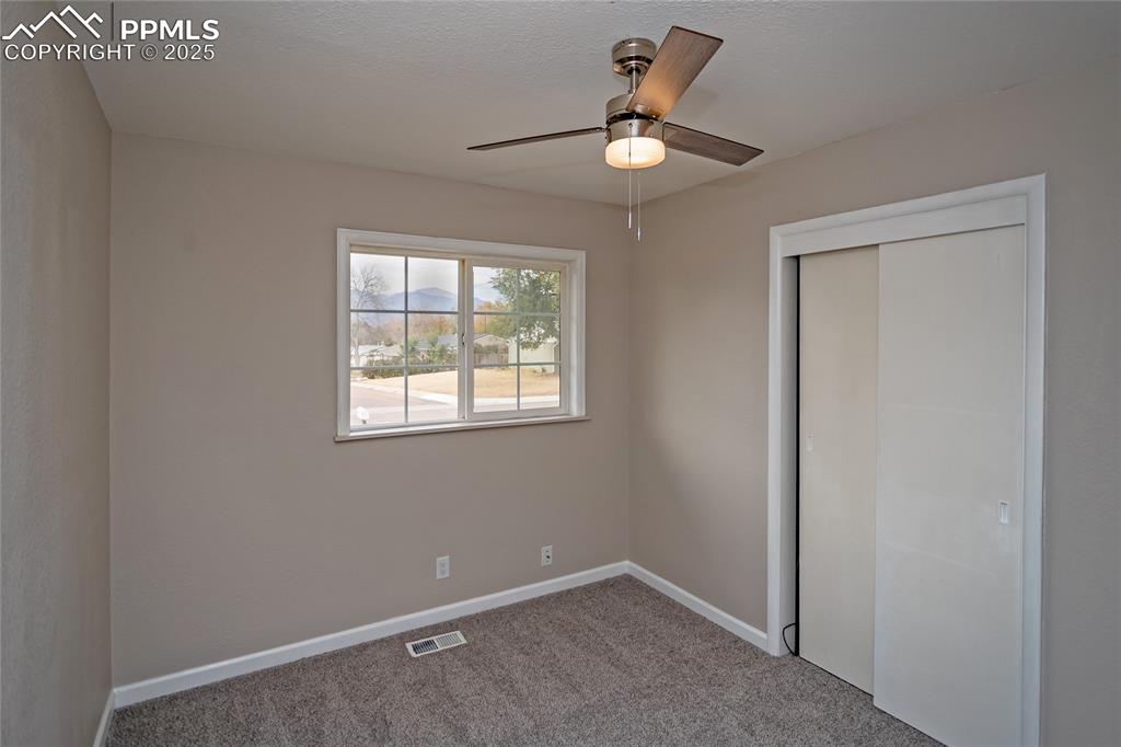 Image 19 of 50: Bedroom