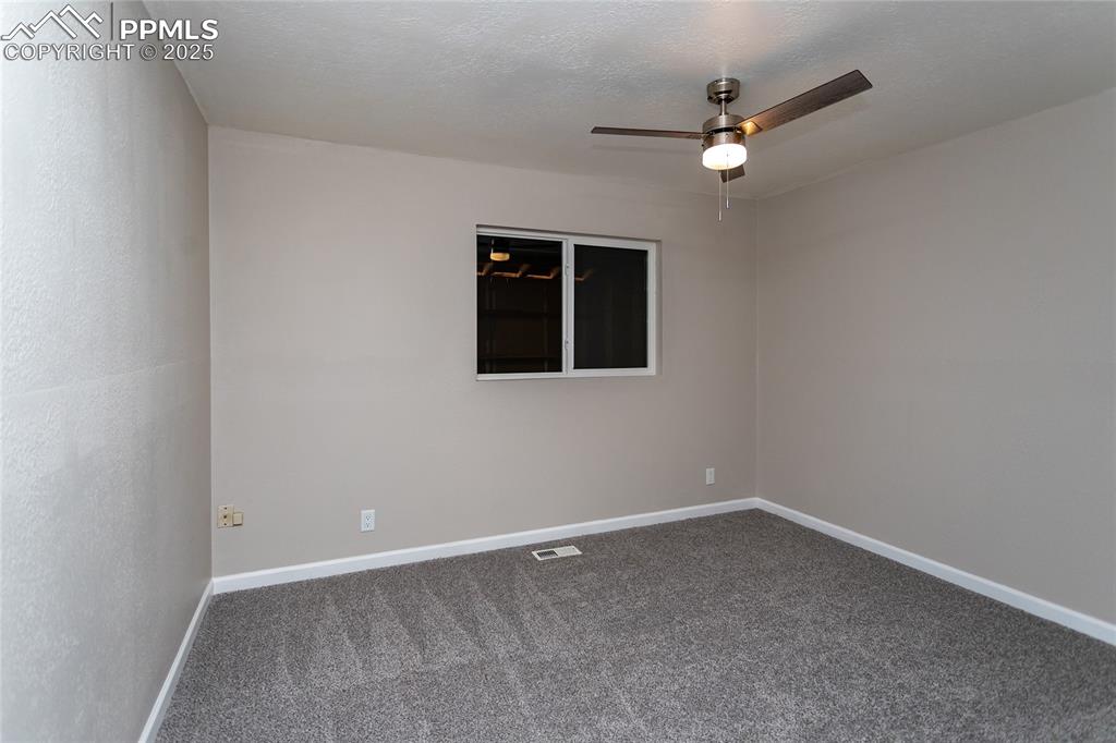 Image 25 of 50: Third bedroom.