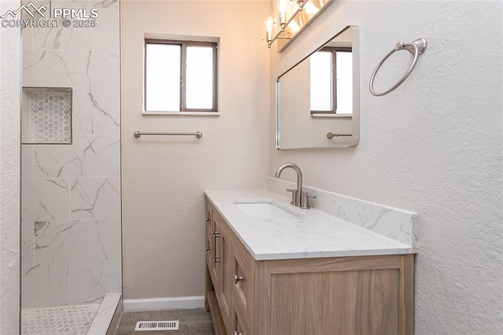 Image 32 of 50: The ensuite bath to the main bedroom has beautiful "HGTV" type finished.