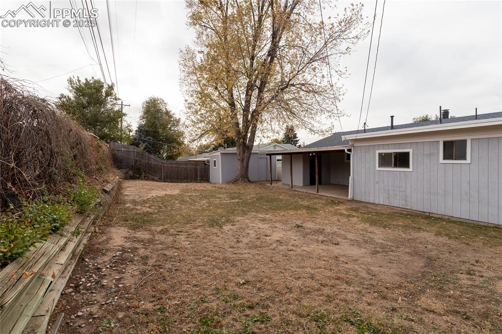 Image 44 of 50: Yard