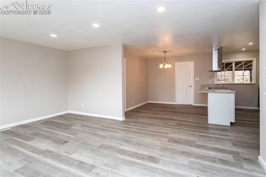 Image 7 of 50: Living Room