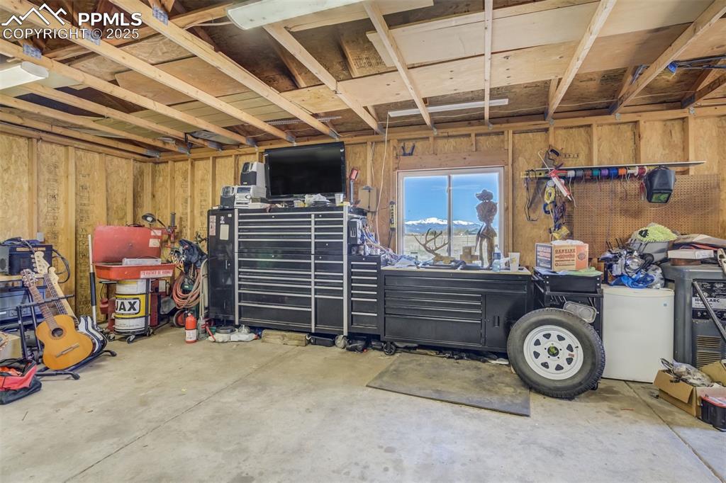 Image 40 of 50: View of garage