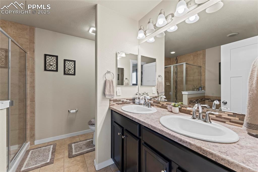 Image 18 of 43: Bathroom