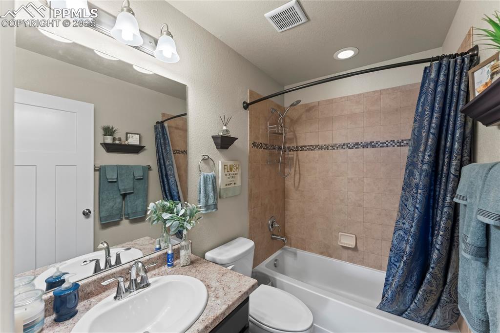 Image 23 of 43: Bathroom