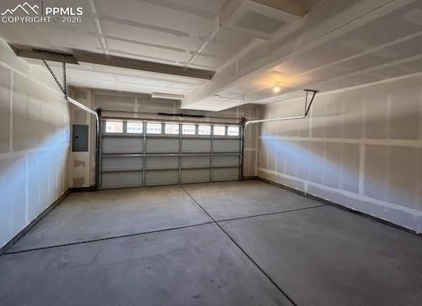 Image 18 of 20: Garage