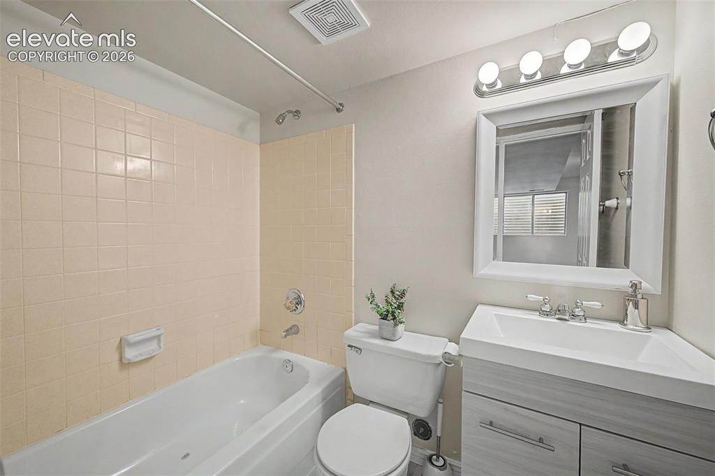 Image 17 of 30: Bathroom