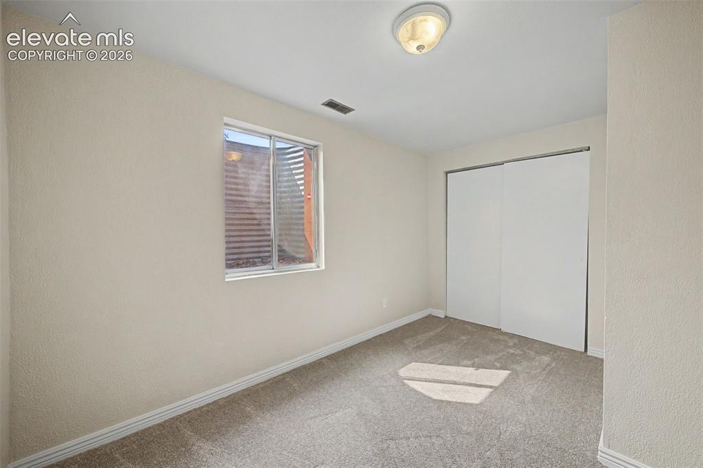 Image 18 of 30: Bedroom