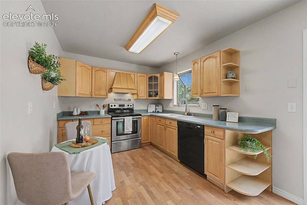 Image 7 of 30: Kitchen