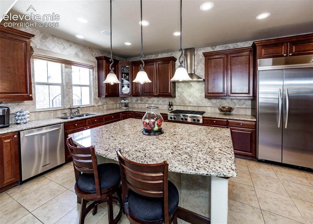 Image 12 of 50: Kitchen