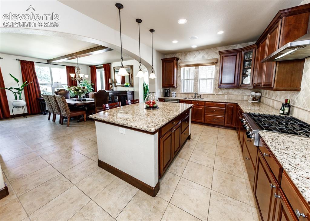 Image 14 of 50: Kitchen