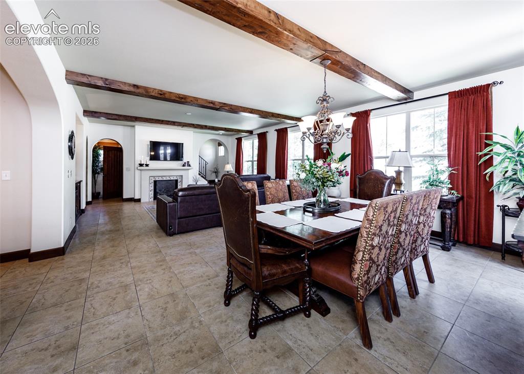 Image 7 of 50: Dining/living room