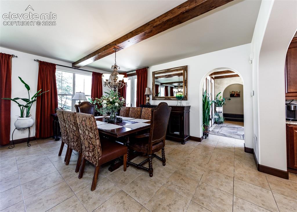 Image 8 of 50: Dining Area