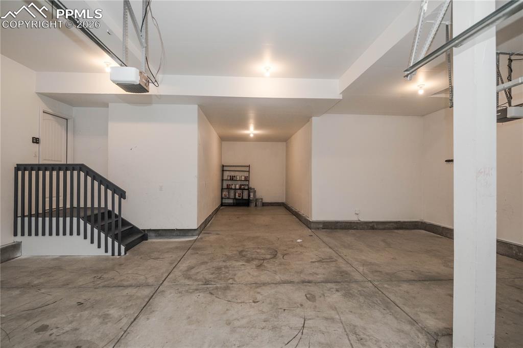 Image 16 of 50: Dining Area