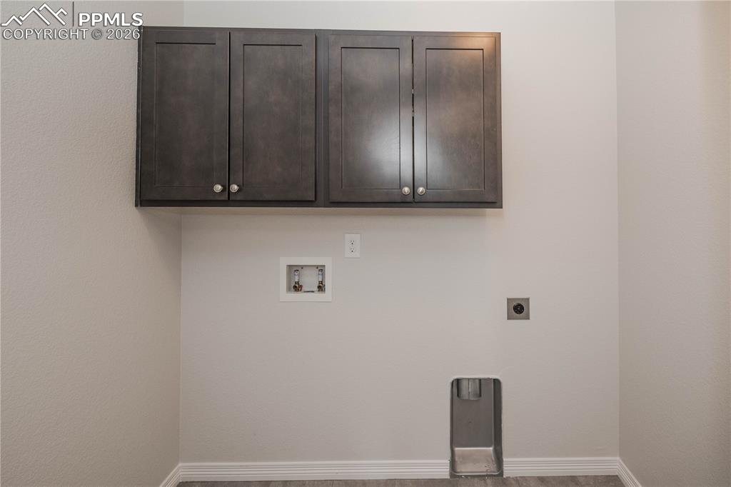 Image 27 of 50: Bedroom