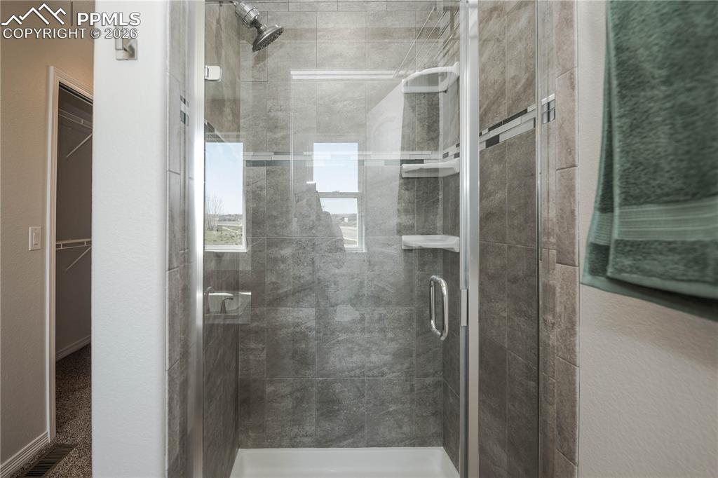 Image 32 of 50: Bedroom