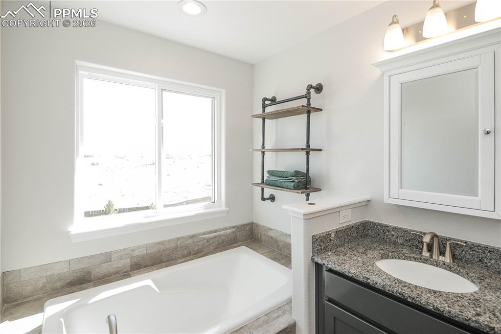 Image 33 of 50: Closet