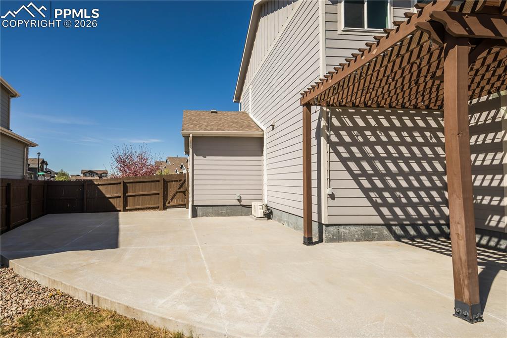 Image 45 of 50: Yard