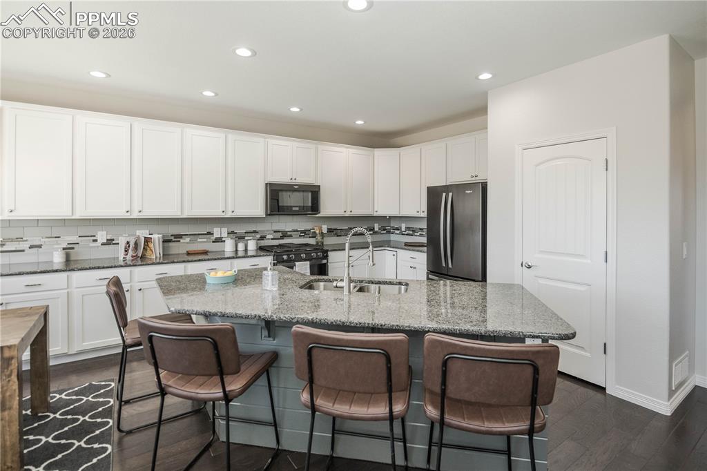 Image 7 of 50: Living Room