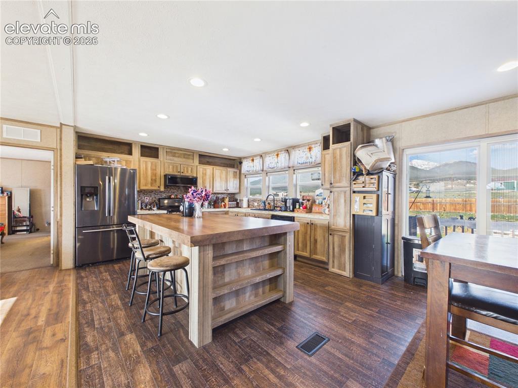 Image 11 of 46: Kitchen