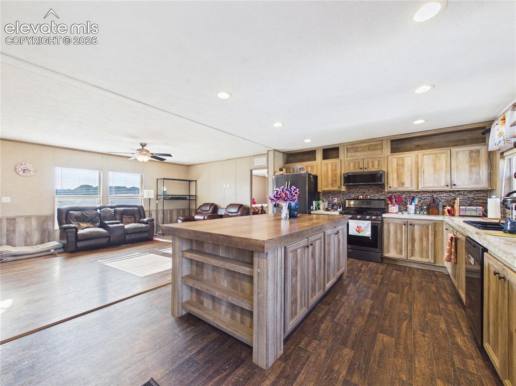 Image 12 of 46: Kitchen