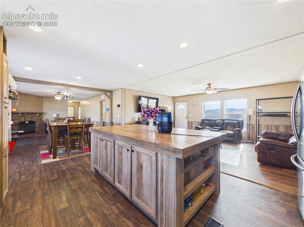 Image 14 of 46: Kitchen
