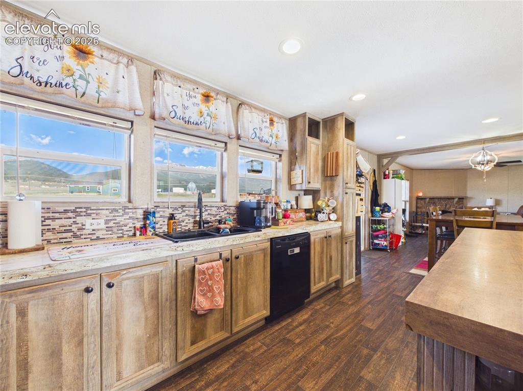 Image 15 of 46: Kitchen