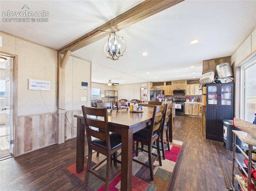 Image 17 of 46: Dining Area