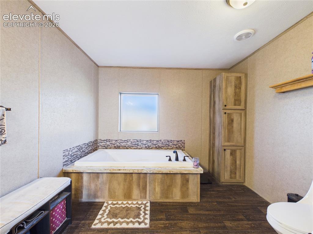 Image 25 of 46: Bathroom