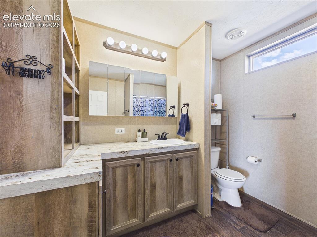Image 35 of 46: Bathroom