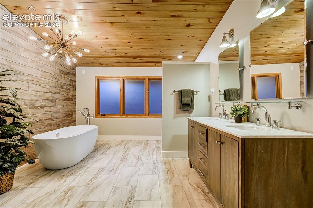 Image 18 of 49: Bathroom