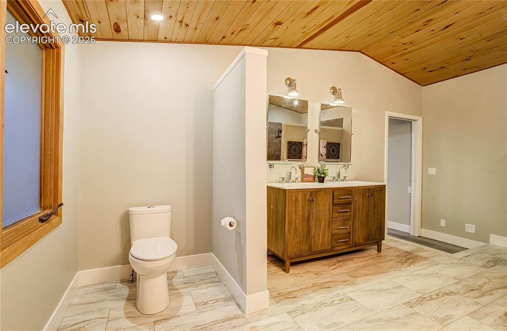 Image 19 of 49: Bathroom