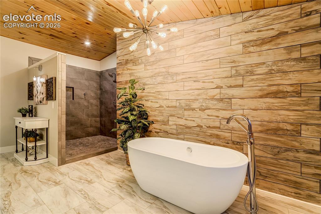 Image 20 of 49: Bathroom