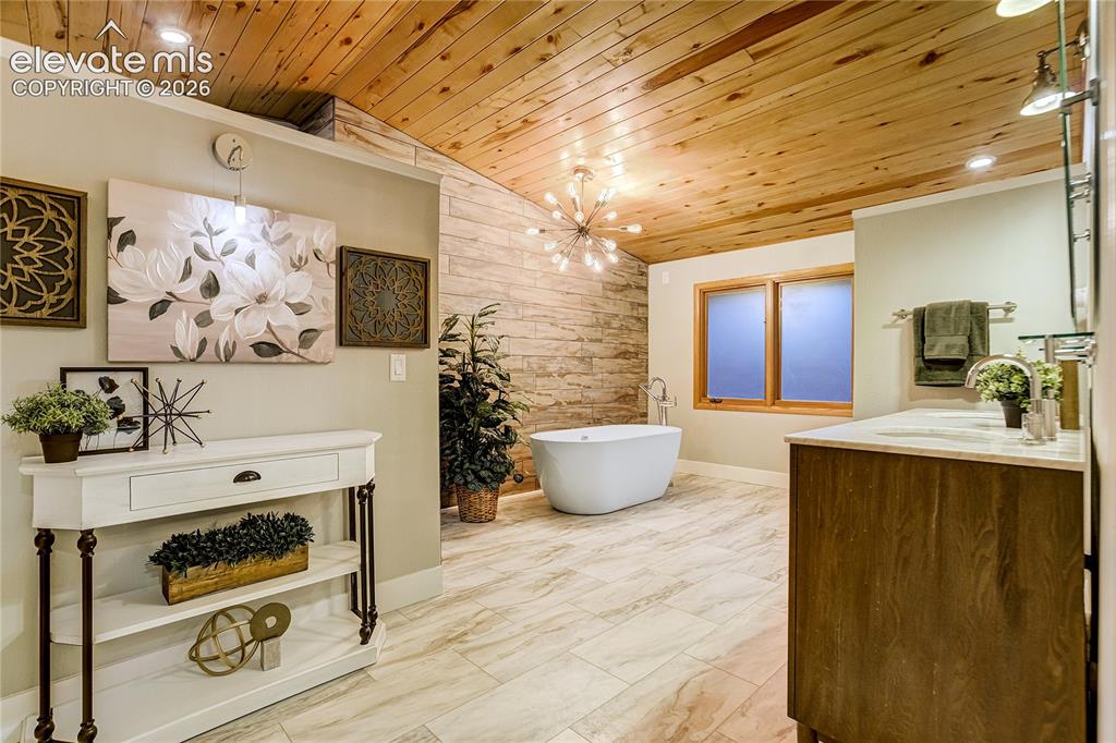 Image 22 of 49: Bathroom