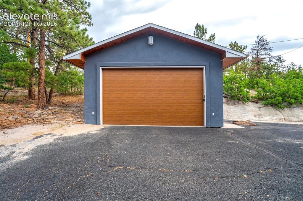 Image 45 of 49: Garage