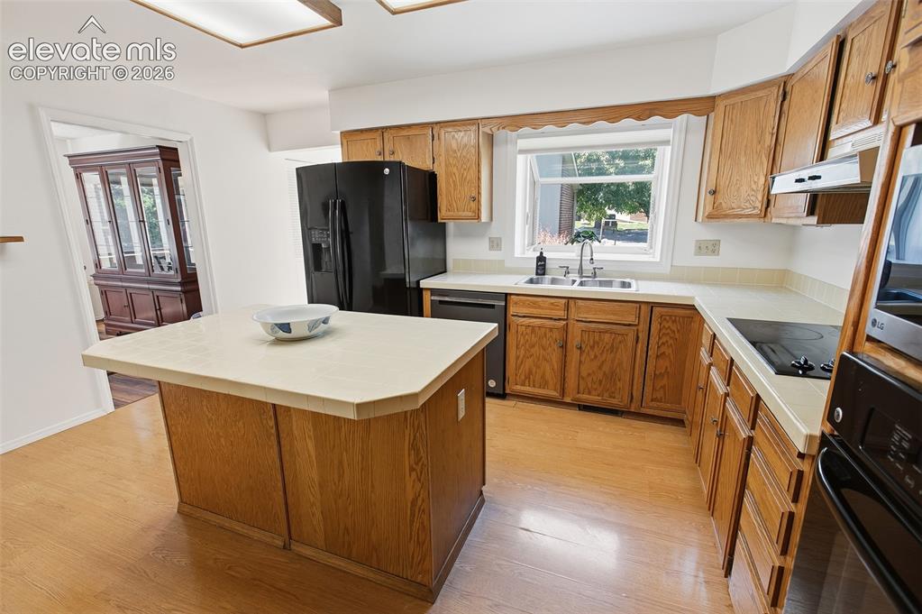 Image 8 of 31: Kitchen