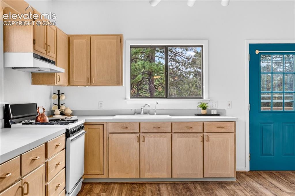 Image 10 of 38: Kitchen
