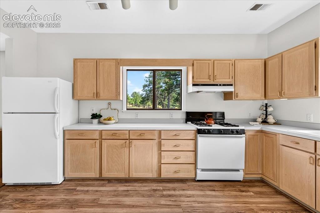 Image 11 of 38: Kitchen