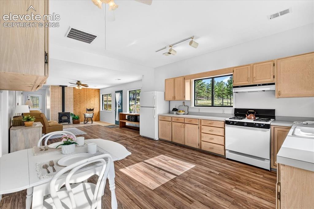 Image 14 of 38: Kitchen