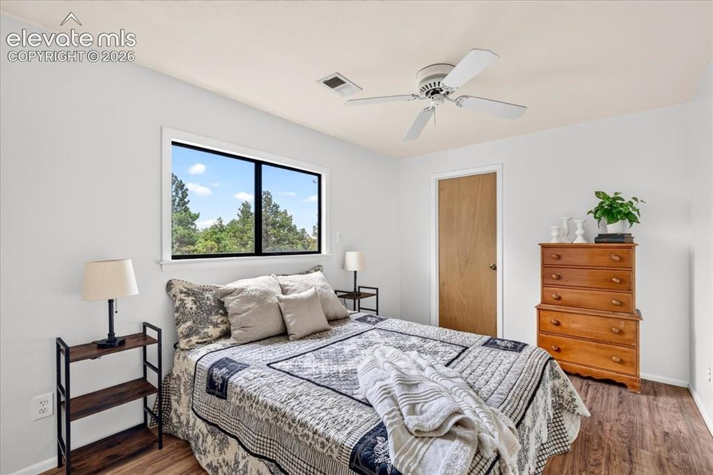 Image 15 of 38: Bedroom