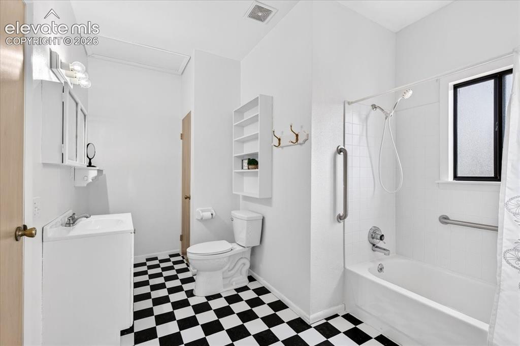 Image 17 of 38: Bathroom