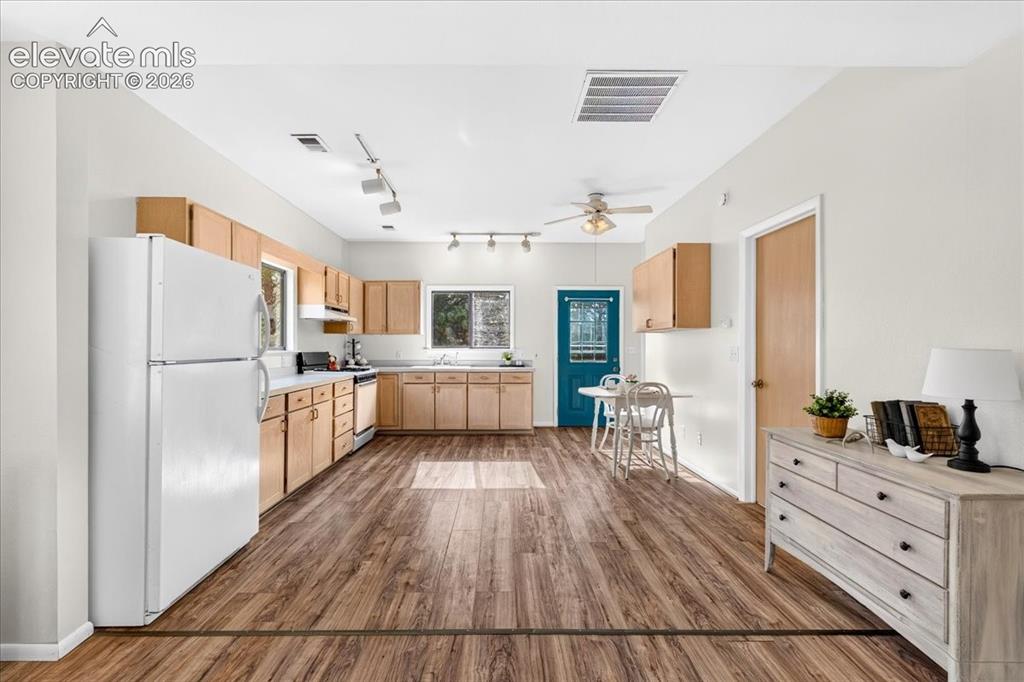 Image 8 of 38: Kitchen
